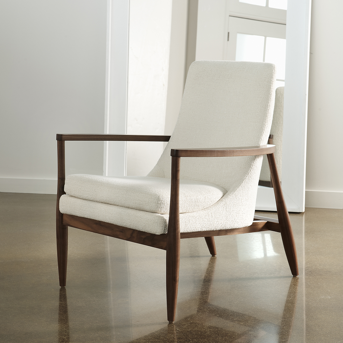 https://www.urbannatural.com/cdn/shop/products/aaron-chair-2_1200x.png?v=1667573442